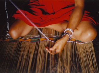 Arte de mulheres indígenas da Amazônia vira moda e promove comércio ético